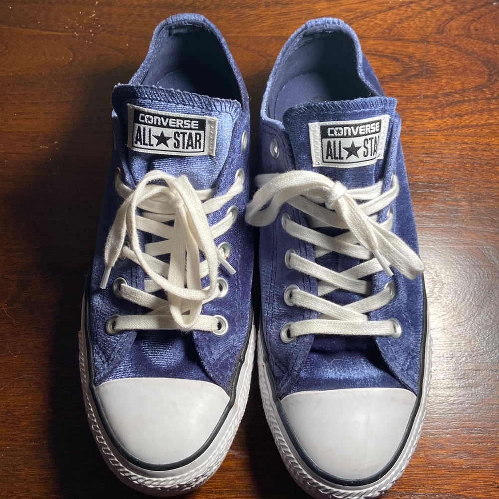 Women’s Converse Sneakers in Size 8